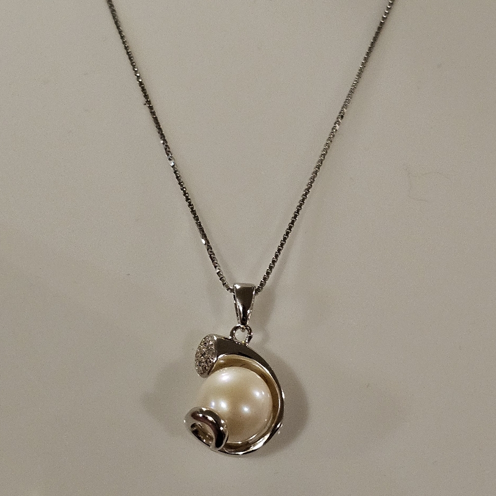 91 - Akimio Womens Platinum Diamonds and Pearl 18 inch Designer Necklace